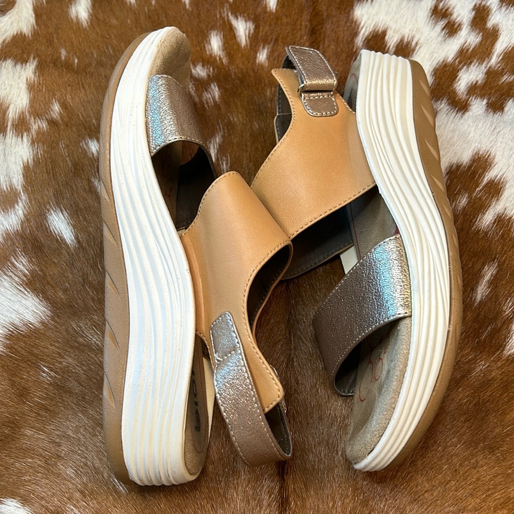 Bionica Yolanda Leather Sandal (8M) - Picture 3 of 11
